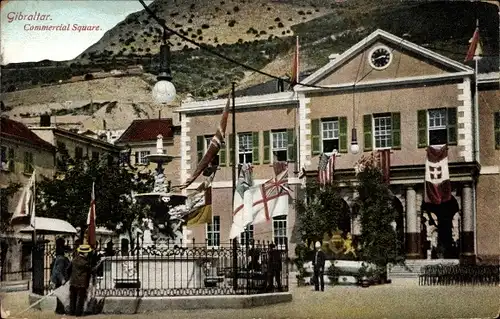 Ak Gibraltar, Commercial Square, Platz mit Brunnen, Flaggenschmuck