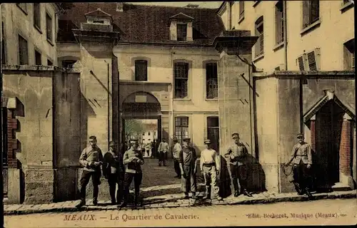 Ak Meaux Seine-et-Marne, Le quartier de Cavalerie, entrée, groupe de soldats