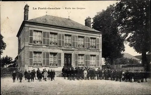 Ak La Ferté Gaucher Seine et Marne, Ecole des Garcons, vue de face, groupe des élèves