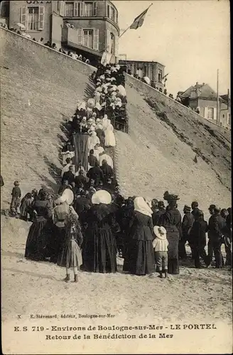 Ak Boulogne sur Mer Pas de Calais, Le Portel, Retour de la Benediction de la Mer