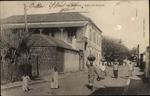 Ak Dakar Senegal, Ecole des Garcons, Jungenschule, Passanten auf der Straße