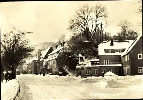 Ak Berggießhübel in Sachsen, Dorfpartie, Winter