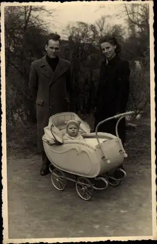 Foto Ak Eltern mit Kind im Kinderwagen, Familienportrait