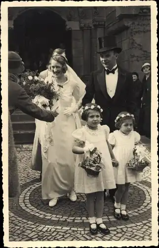 Foto Ak Ehepaar, Mädchen mit Blumen, Familienportrait