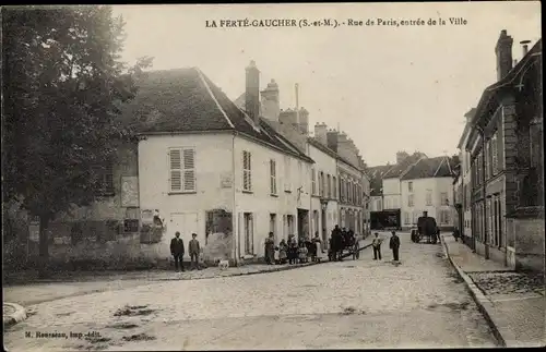 Ak La Ferté Gaucher Seine et Marne, Rue de Paris, entrée de la Ville, groupe de gens