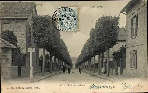 Ak Noisiel Seine-et-Marne, Rue du Milieu, lignes d'arbres