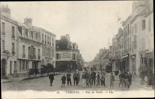 Ak Nemours Seine et Marne, Rue de Paris, groupe de gens, Hôtel, Chocolats & Cacaos Felix Potin