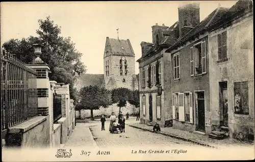 Ak Avon Seine et Marne, La Rue et l'Eglise, femmes et enfants