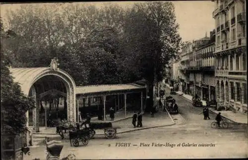 Ak Vichy Allier, Place Victir Hugo et Galeries couvertes