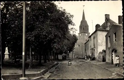 Ak Saint Maurice la Fougereuse Deux Sevres, par Argenton Chateau, La Place de l'Eglise