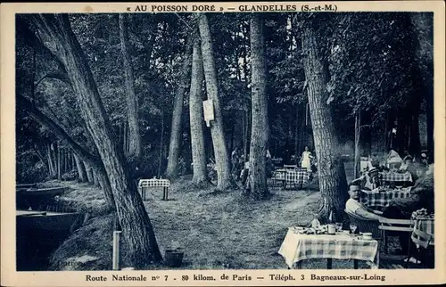 Ak Glandelles Seine et Marne, au Poisson Doré, arbres, tables à manger, dineurs