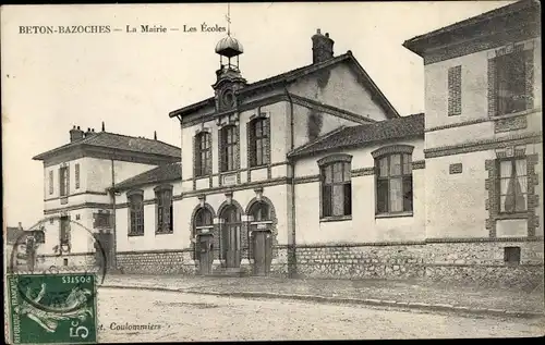 Ak Beton Bazoches Seine et Marne, La Mairie, Les Écoles, vue de face, porte principale