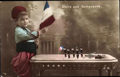 Ak Gloire aux Vainqueurs, Kind mit französischer Flagge, Zinnsoldaten