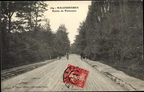 Ak Malesherbes Loiret, Route de Puiseaux, cyclistes