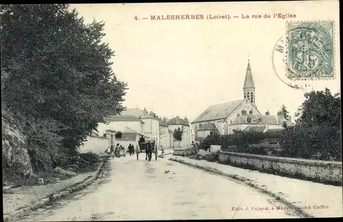 Ak Malesherbes Loiret, La rue de l'Eglise