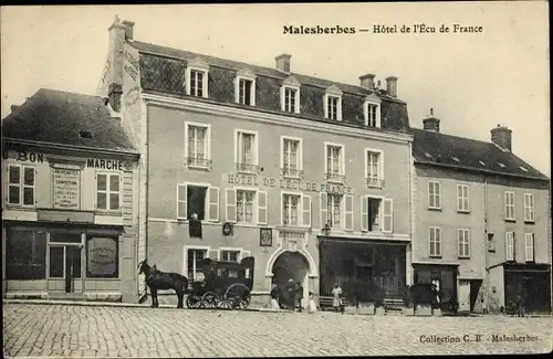 Ak Malesherbes Loiret, Hôtel de l'Écu de France, vue de face, coche