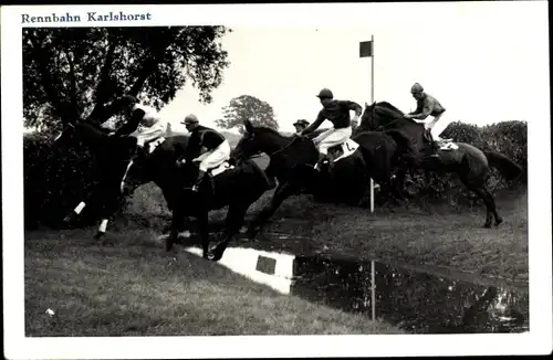 Ak Berlin Lichtenberg Karlshorst, Pferderennbahn, Jockeys, Sprung über den Wassergraben