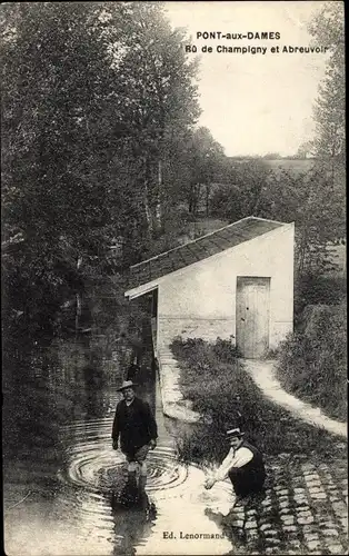 Ak Couilly Pont aux Dames Seine et Marne, Rû de Champgny et Abreuvoir, deux hommes au bord