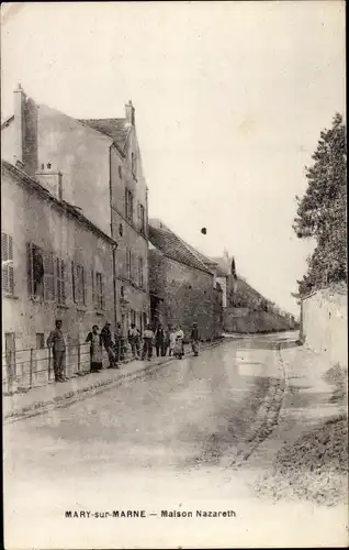 Ak Mary sur Marne Seine et Marne, Maison Nazareth, vue extérieure, groupe de gens