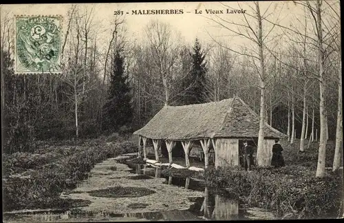 Ak Malesherbes Loiret, Le vieux Lavoir, vue générale, forêt