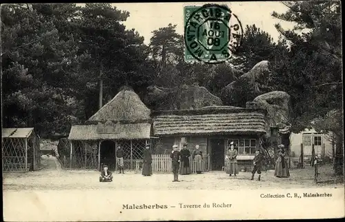 Ak Malesherbes Loiret, Taverne du Rocher, vue de face, groupe de gens