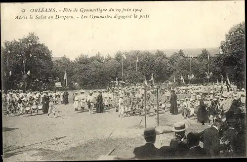 Ak Orléans Loiret, Fête de Gymnastique du 19 Juin 1904, après le Salut au Drapeau, Les Gymnastes