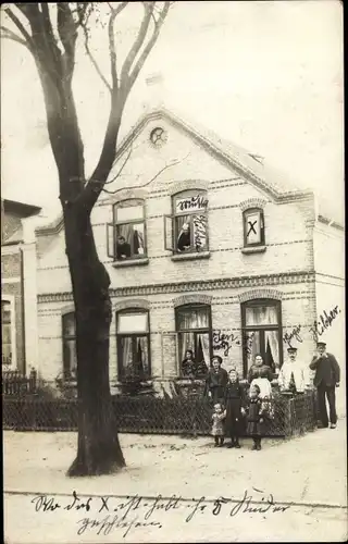 Foto Ak Flensburg in Schleswig Holstein, Wohnhaus, Familie, Gruppenbild