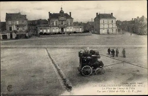 Ak Chalonnes Maine et Loire, Place du Champ de Foire, Hotel de Ville, Kutsche