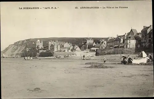 Ak Arromanches Calvados, La Ville et les Falaises