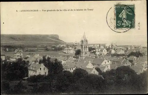 Ak Arromanches Calvados, Vue générale de la Ville et de la falaise de Tracy