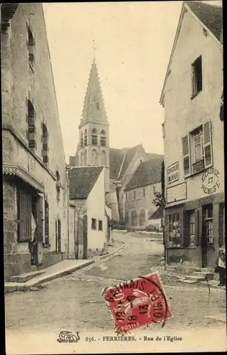 Ak Ferrières en Gâtinais Loiret, Rue de l'Eglise, clocher, Ecurie et Remise