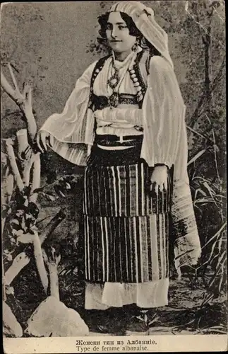 Ak Albanien, Frau in albanischer Tracht