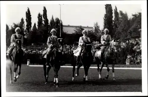 Foto Ak Dressurpferde auf dem Reitplatz, Reiter in historischen Kostümen