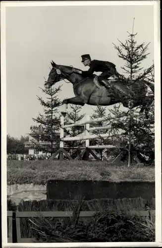 Foto Ak Springpferd Trixie unter Oberl. Greter, Holland, Hindernisrennen