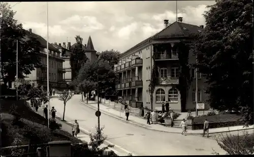 Ak Bad Elster im Vogtland, Straßenpartie, Haus Wolff und Rheumaklinik