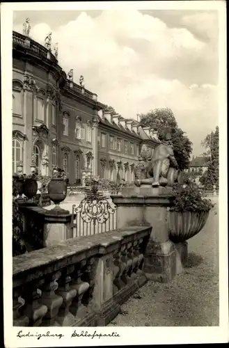 Ak Ludwigsburg in Baden Württemberg, Schlosspartie, Mauerskulpturen, Fassade