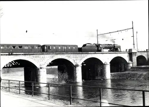 Foto Ak Deutsche Eisenbahn, Dampflok, Brücke