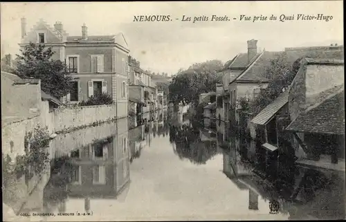 Ak Nemours Seine et Marne, Les petits Fosses, Vue prise du Quai Victor Hugo