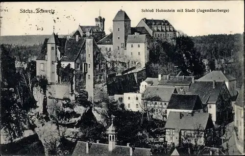 Ak Hohnstein Sächsische Schweiz, Jugendburg Schloss Hohnstein mit Stadt