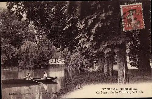 Ak Ozoir la Ferrière Seine et Marne, Chateau de la Doutre, le Parc, Ruderboot, Brücke