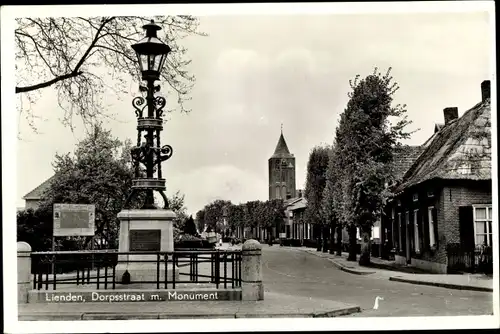 Ak Lienden Buren Gelderland, Dorpsstraat m. Monument