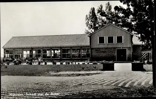 Foto Ak Nijeveen Drenthe Niederande, School met de Bijbel