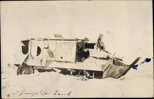 Foto Ak Ein französischer Tank, im Nahkampf besiegter Panzer im Schnee, I. WK
