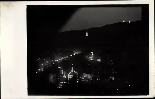 Foto Ak Karlovy Vary Karlsbad Stadt, Nachtansicht der Stadt, Lichter