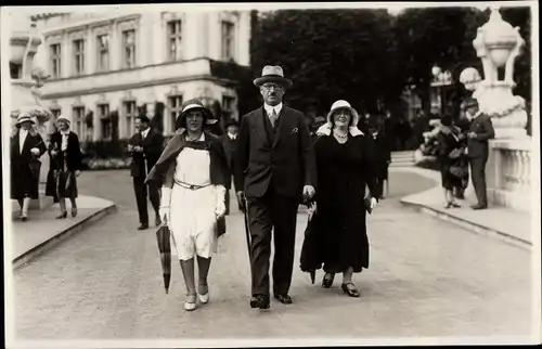 Foto Ak Karlovy Vary Karlsbad Stadt, Mann und zwei Frauen, Richmond Parkhotel