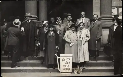 Foto Ak Karlovy Vary Karlsbad Stadt, Männer und Frauen vor einem Gebäude