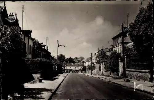 Ak Chennevières-sur-Marne Val de Marne, La Rue de la Republique