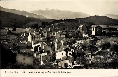 Ak Le Perthus Pyrénées Orientales, Vue du Village, Au fond le Canigou