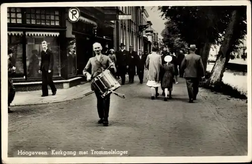 Foto Ak Hoogeveen Drenthe Niederlande, Kerkgang met Trommelslager