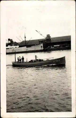 Foto Ak Binnenschiff passiert Hafen, Dampfer an Schiffskran im Hintergrund